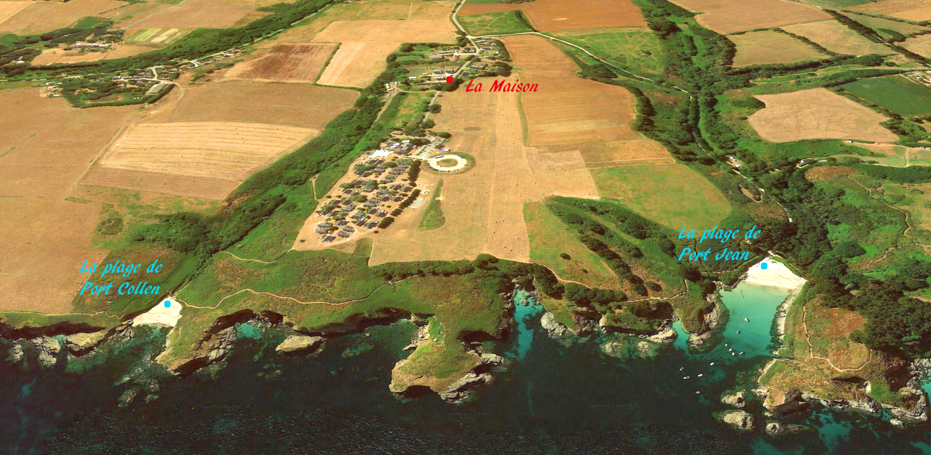Vue Aerienne du Village d'Andrestol, de la maison, de la côte et des plages de Port Jean et Port Collen